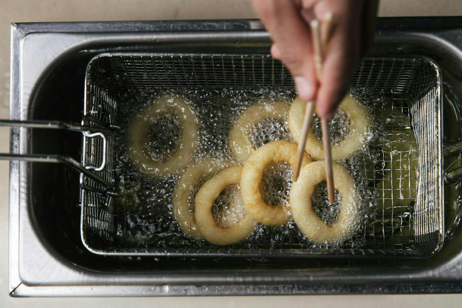 deep frying onion rings
