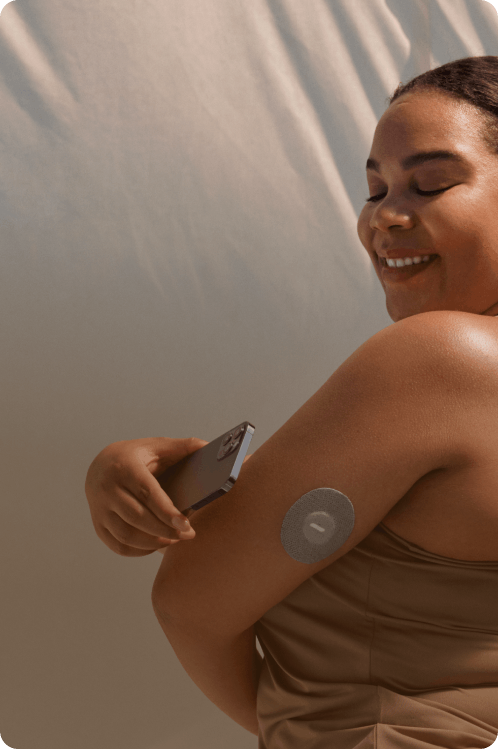 Woman and Veri member scanning cgm with the veri app